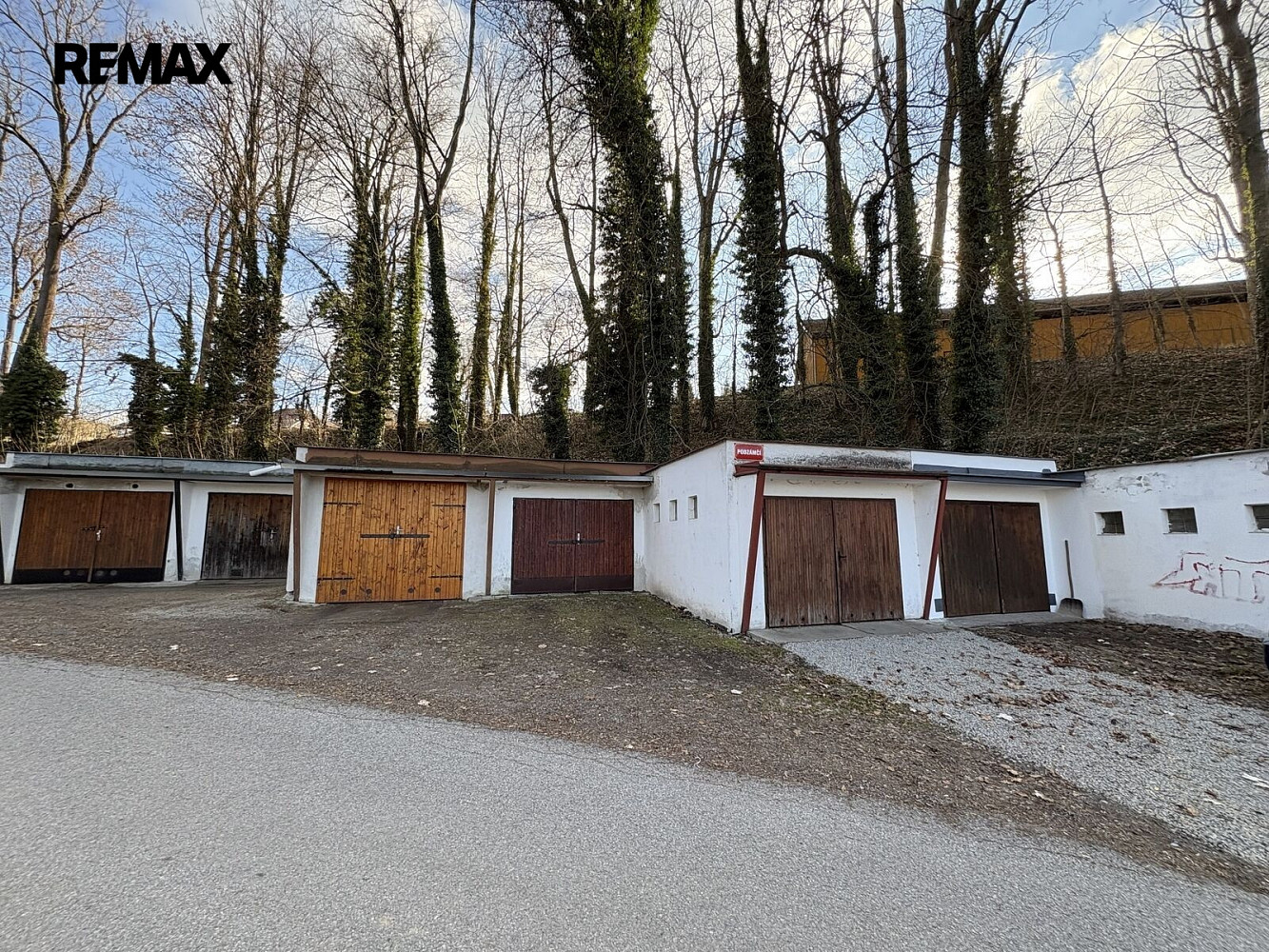 Prodej garáže Vimperk, zastavěná plocha 21 m2. Garáž se nachází nad hřbitovem směrem k zámku. – fotografie 5