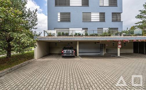 Pronájem krytého parkovacího stání, Valečovská ul., Praha 9 - Prosek, Valečovská, Praha 9 - Prosek