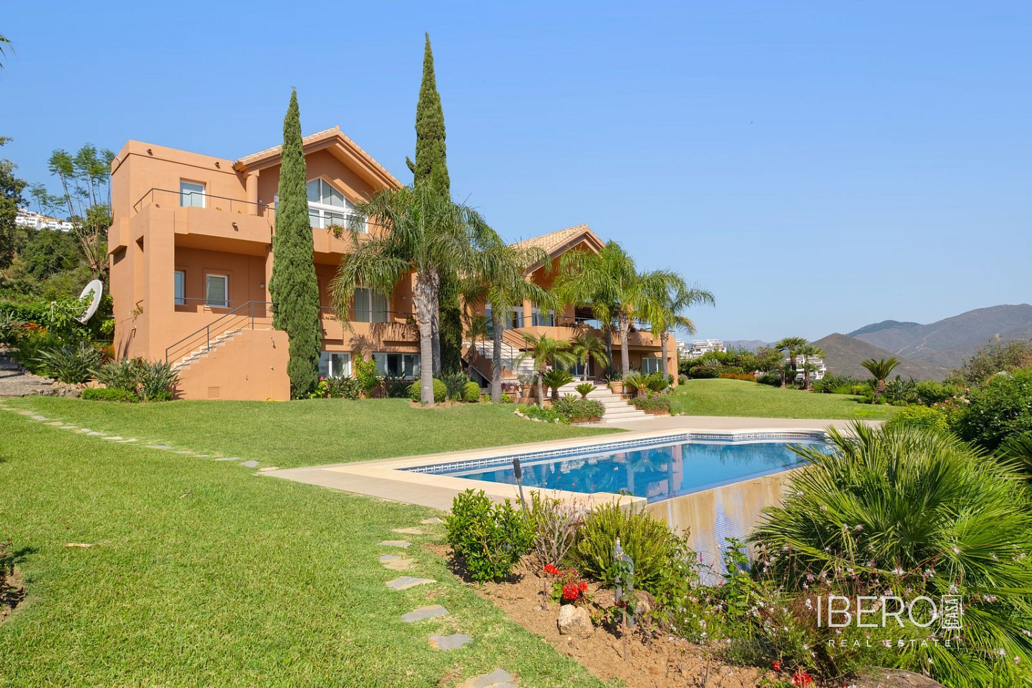 Prodej domu 489 m² s pozemkem 7 793 m²