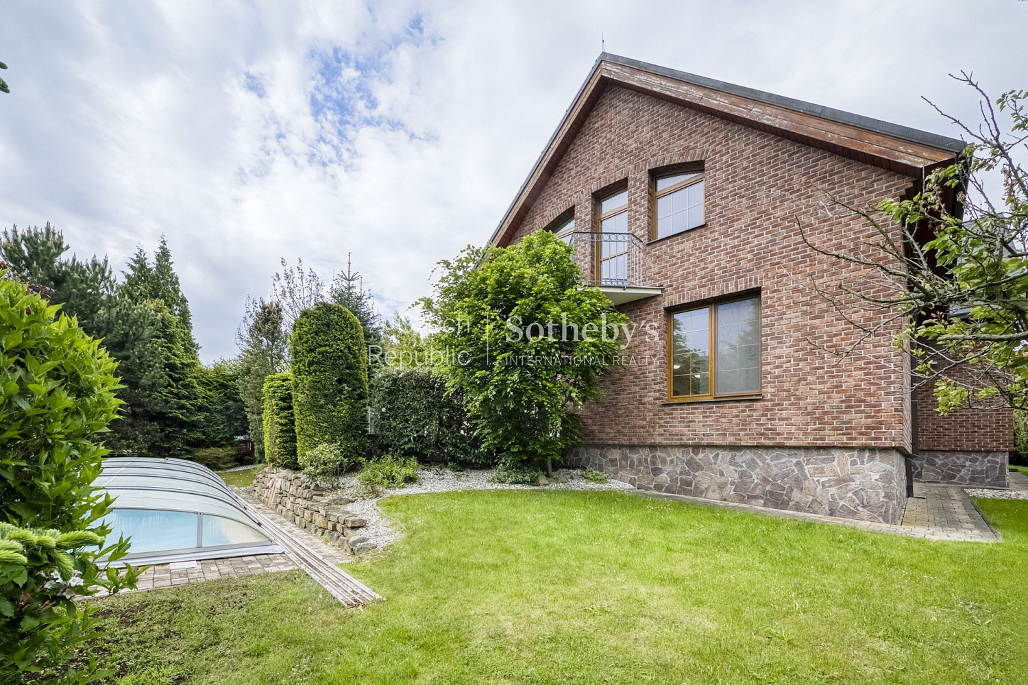 Pronájem domu 390 m² s pozemkem 903 m²