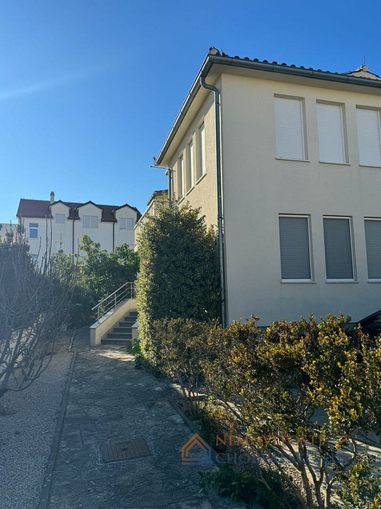 Prodej domu 370 m² s pozemkem 670 m² - Widok 2
