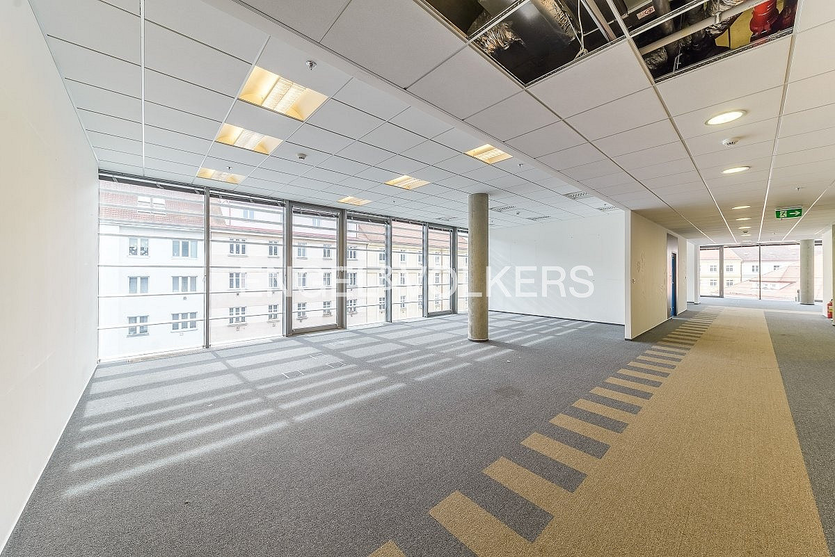 Pronájem kanceláře 564 m²