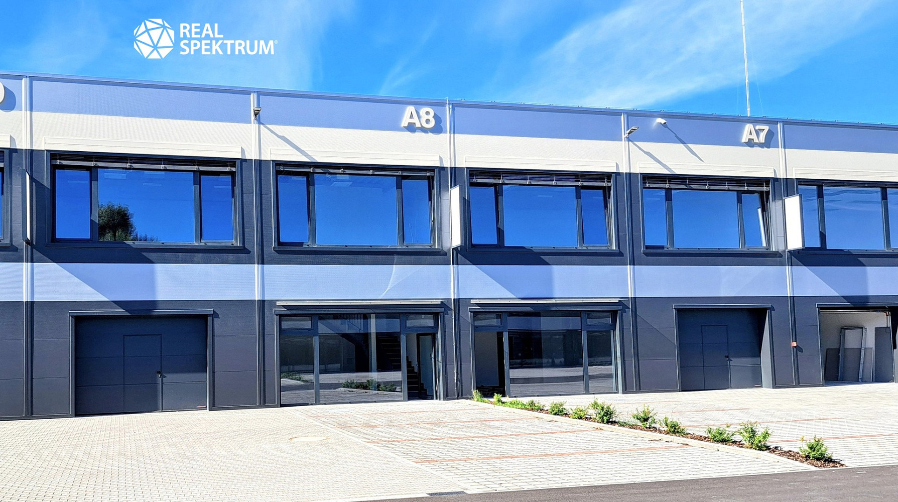 Pronájem obchodních prostor 892 m² - More