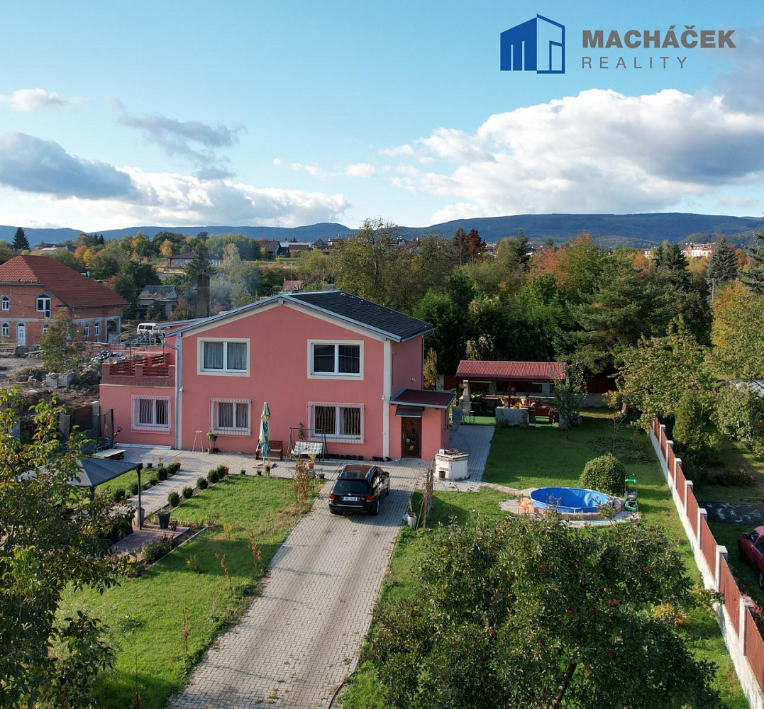 Prodej domu 252 m² s pozemkem 1 468 m²