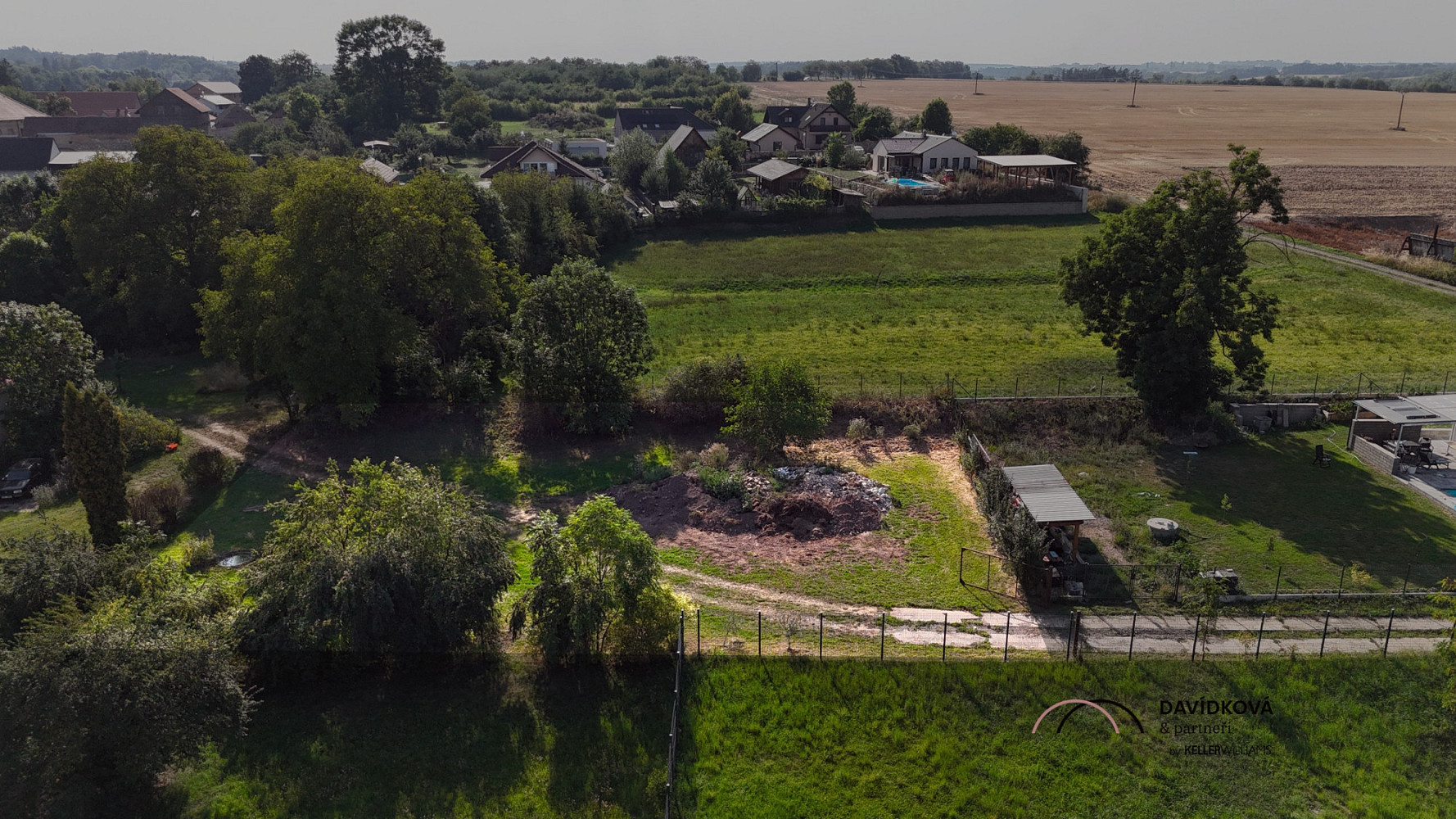 Prodej stavebního pozemku 676 m² – fotografie 2