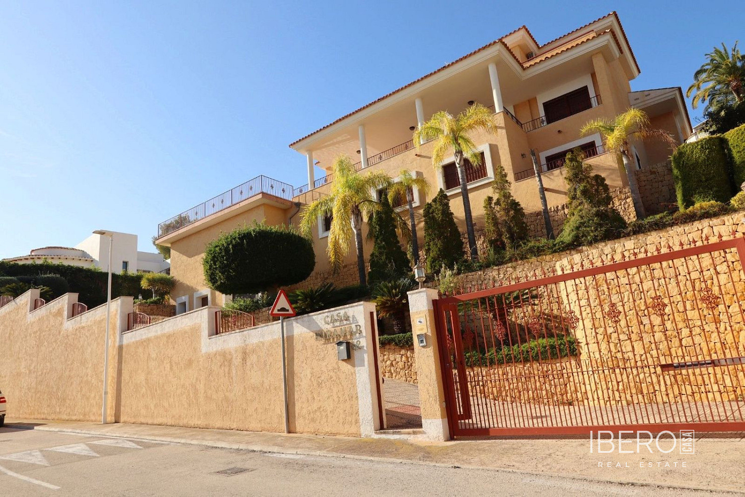 Prodej domu 630 m² s pozemkem 1 208 m²