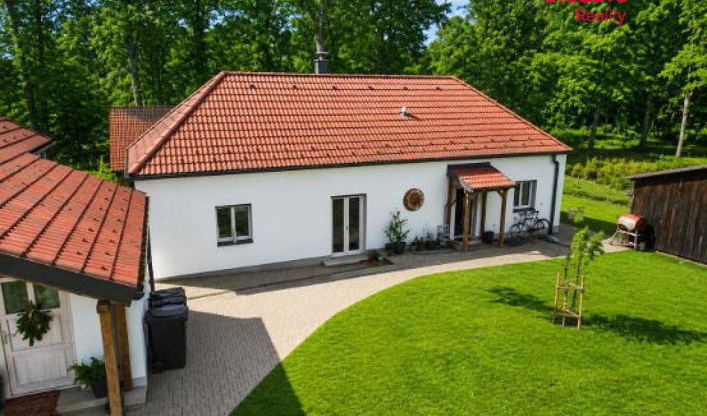 Prodej domu 292 m² s pozemkem 3 922 m², Jílovice – náhled fotky 2