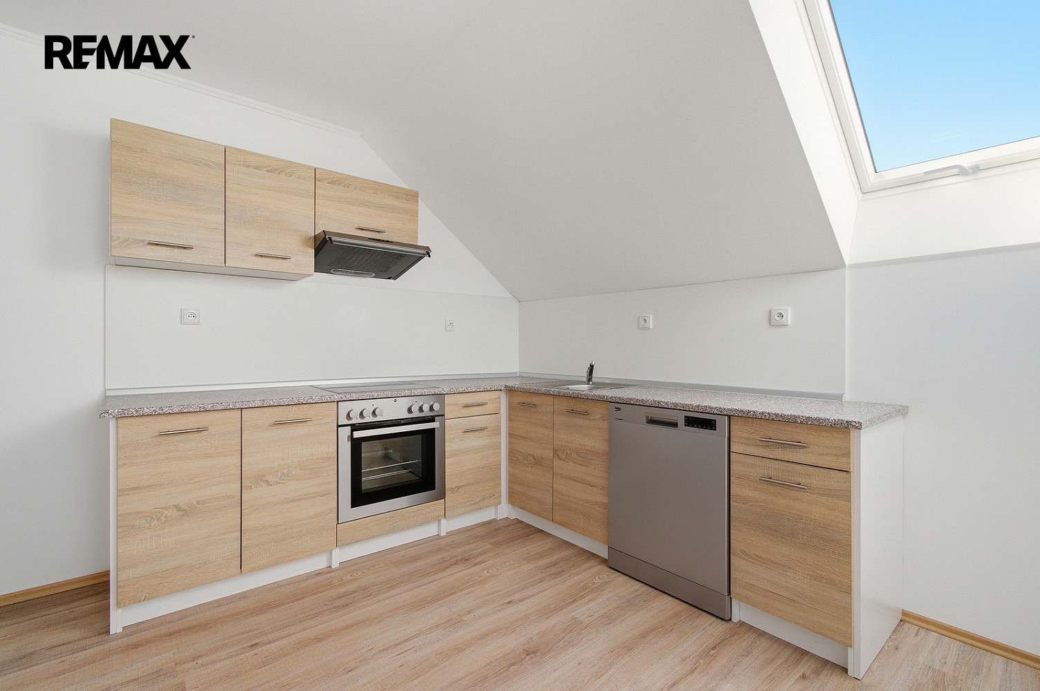 Prodej domu 250 m² s pozemkem 749 m² – pohled 3
