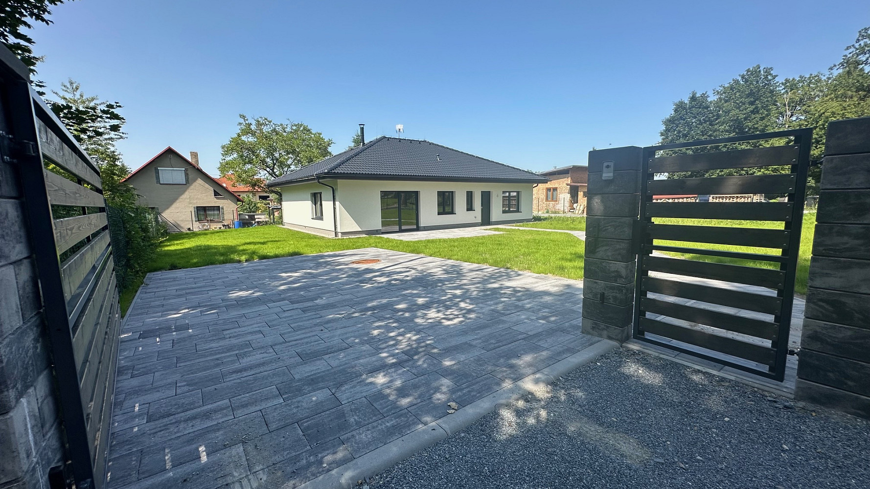 Prodej domu 200 m² s pozemkem 1 180 m² — photo 2