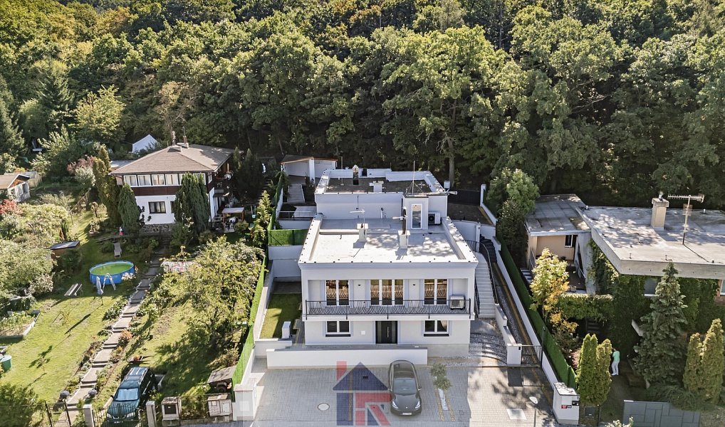 Pronájem kanceláře 770 m², Praha – fotka 1 z 60