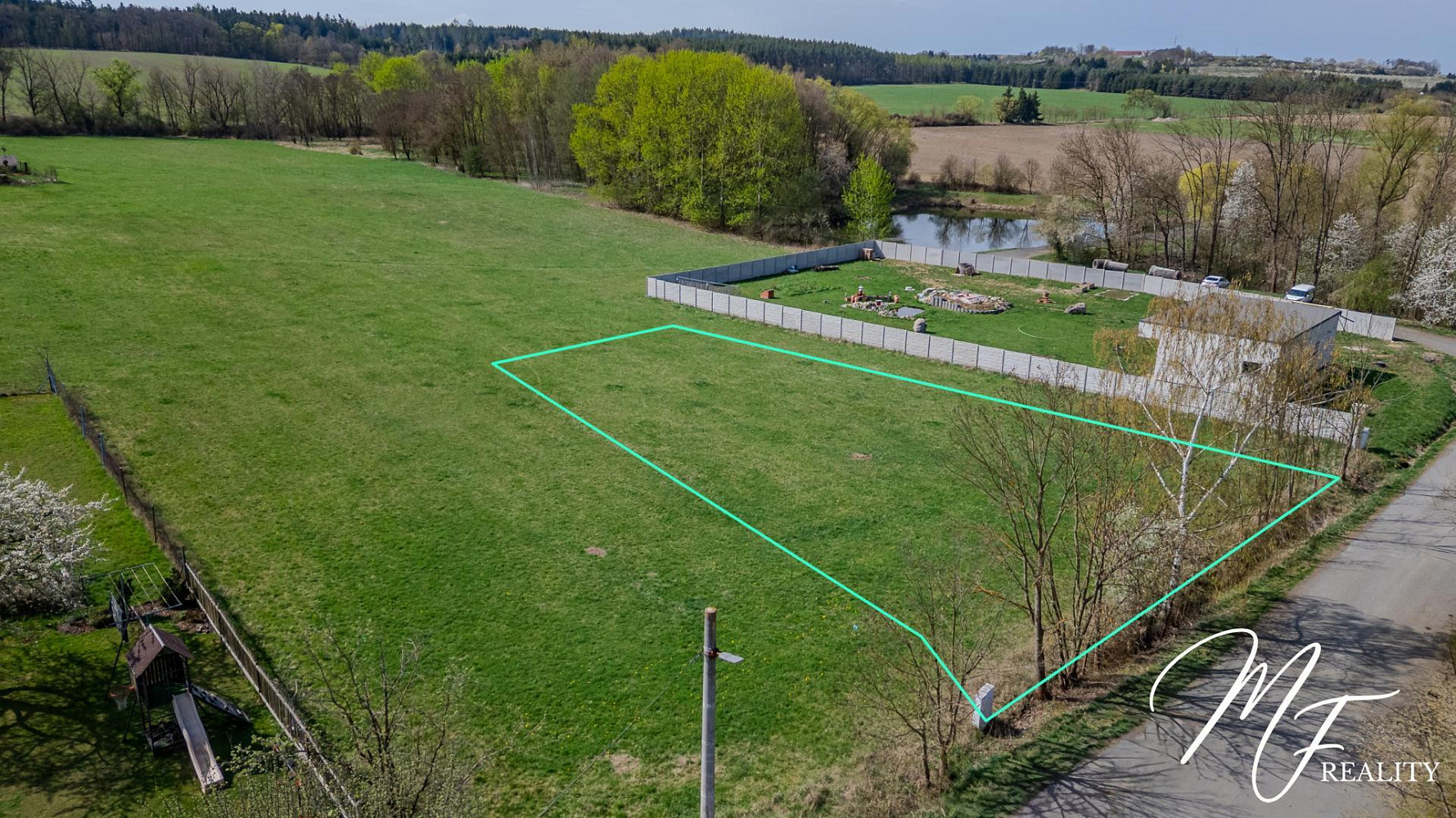 Prodej stavebního pozemku 1 537 m² – fotografie 2