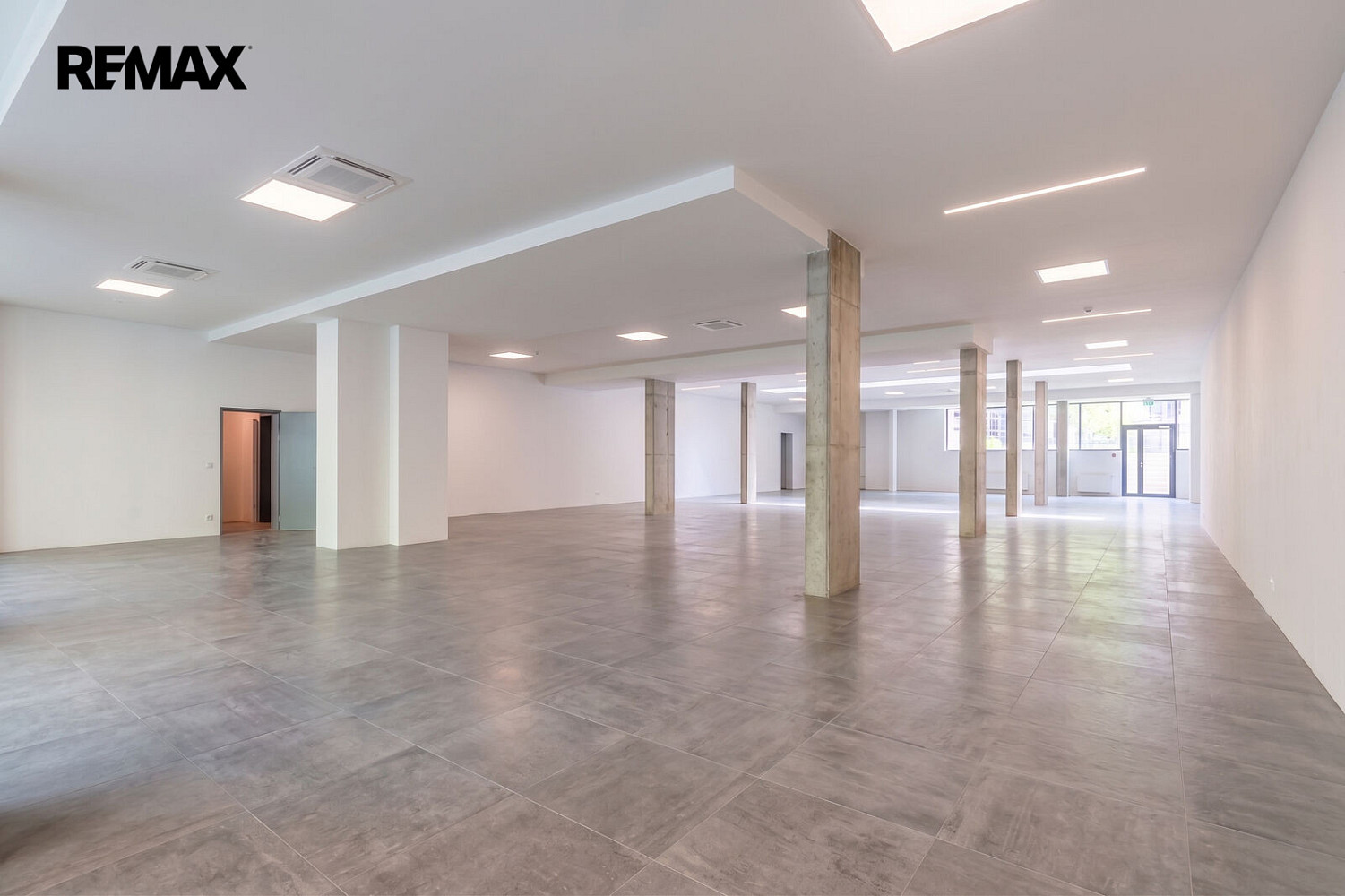 Pronájem obchodních prostor 445 m²