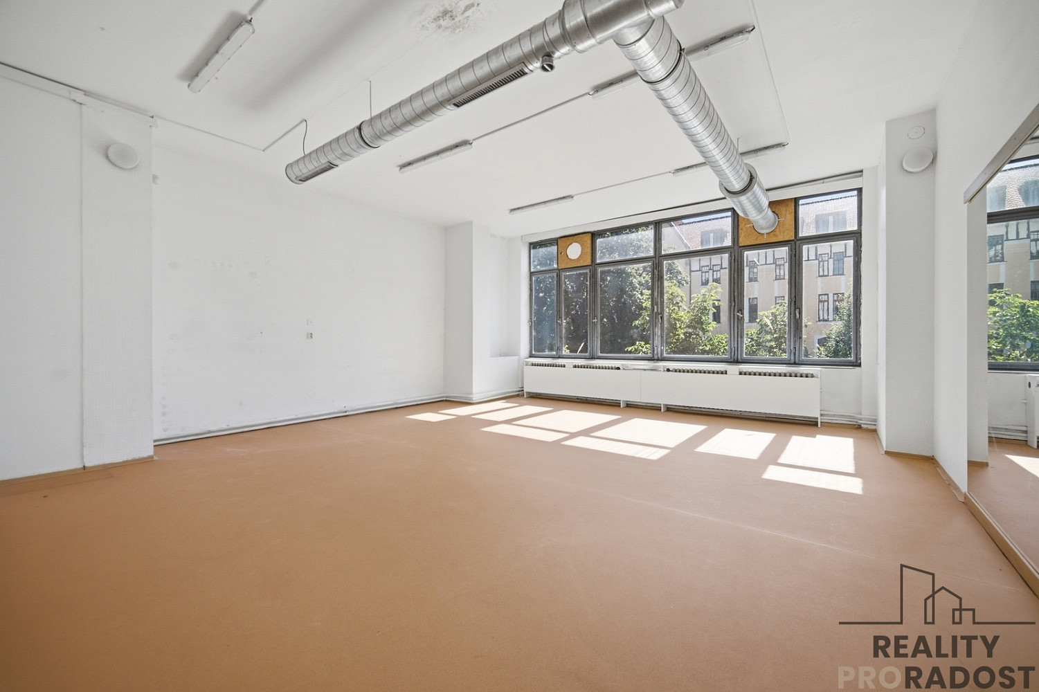 Pronájem obchodních prostor 317 m² – fotografie 2