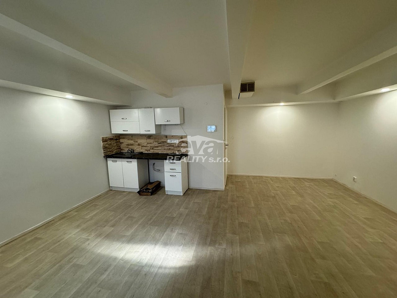 Prodej kanceláře 46 m² – fotografie 3