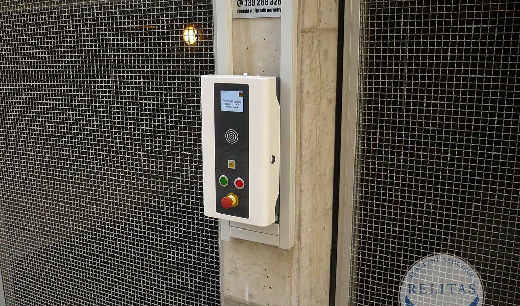 Garážové stání blízko centra Smíchova, Praha – náhled fotky 7