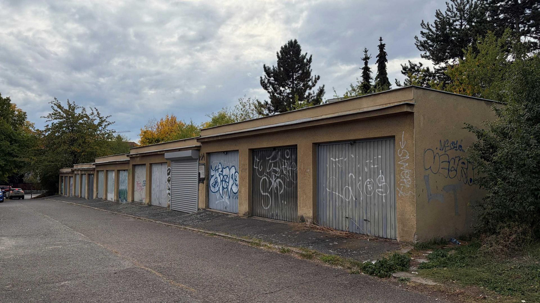 P-10, Malešice, řadová zděná garáž včetně pozemku, elektřina, ihned volná – fotografie 3