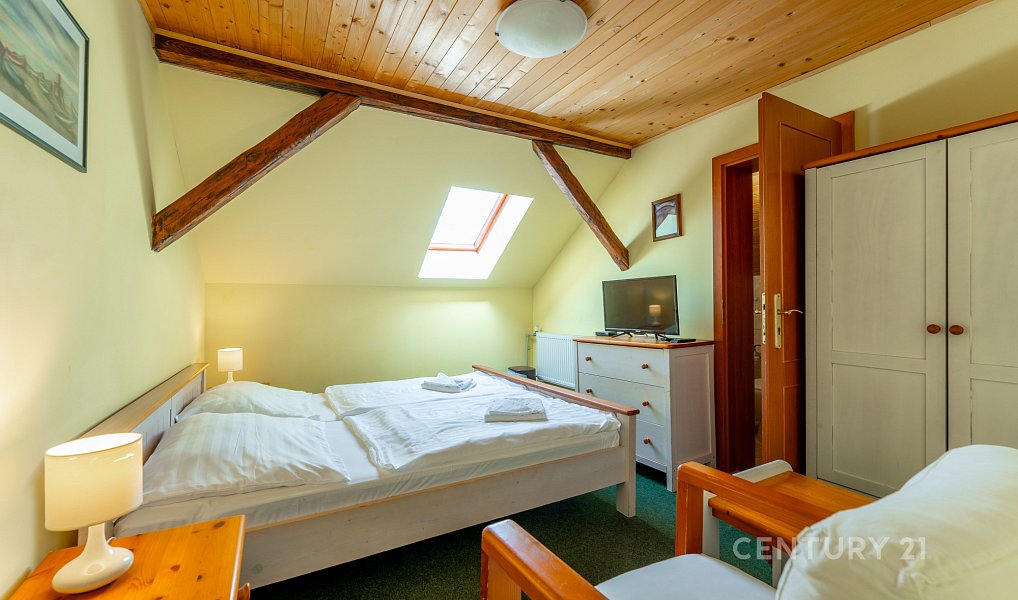 Prodej ubytovacího objektu 430 m², Jesenice – náhled fotky 8