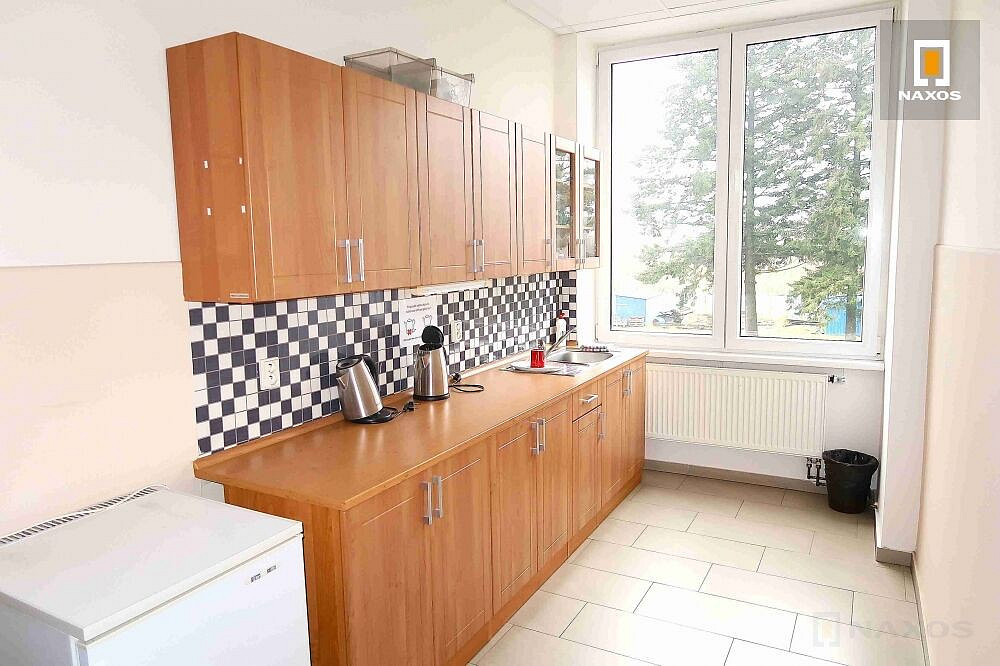 Pronájem kanceláře 300 m² – fotografie 5