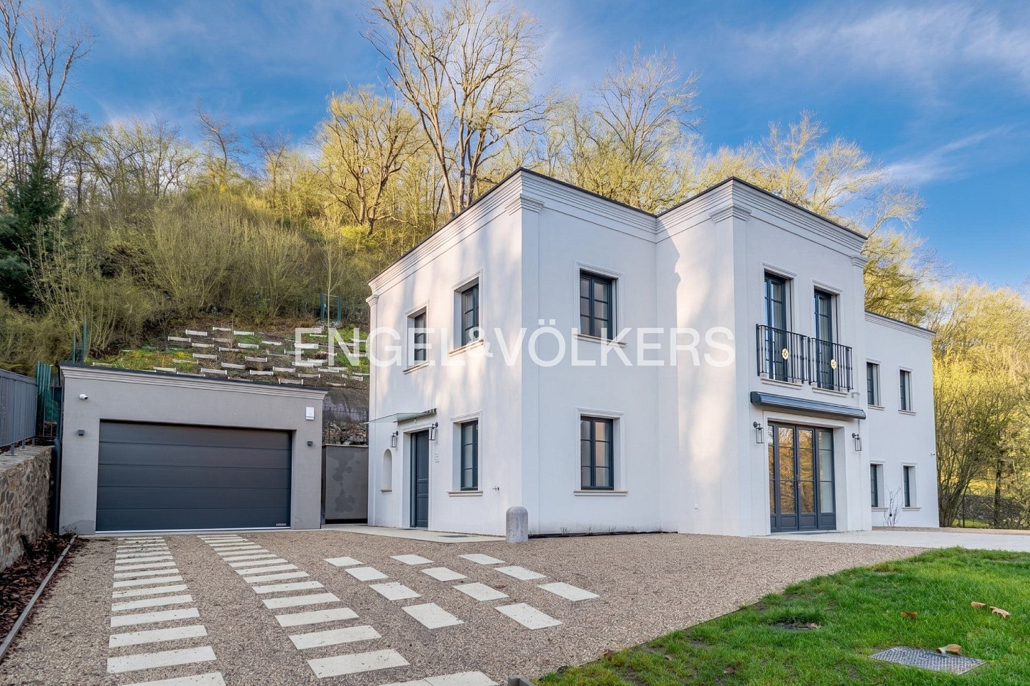 Prodej domu 253 m² s pozemkem 2 005 m²