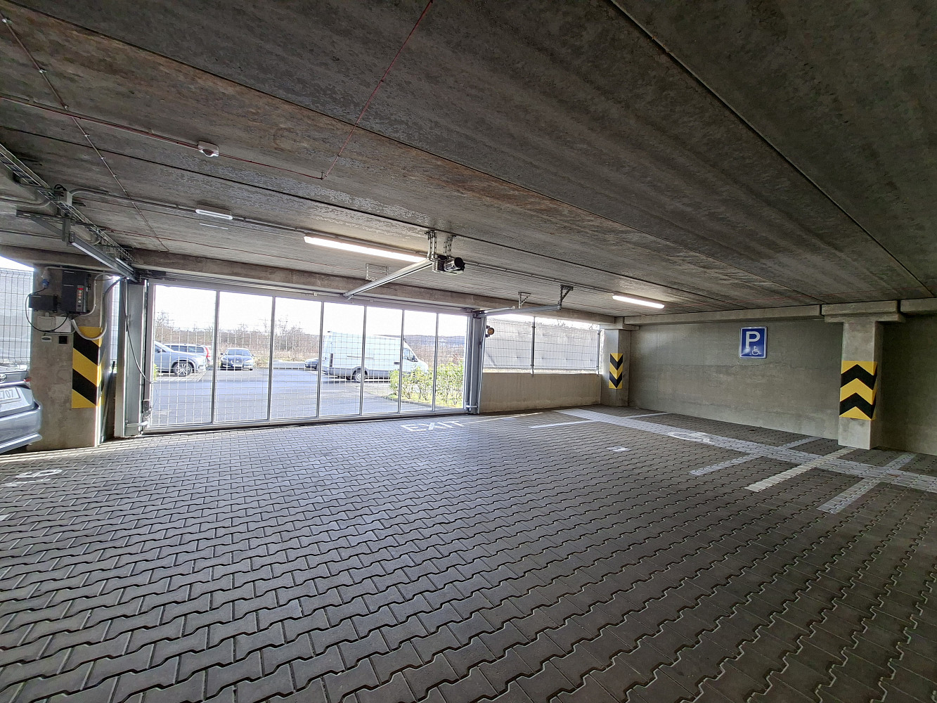 Pronájem krytého garážového stání 12,5m2, Praha 9 - ul. Bryksova – fotografie 3