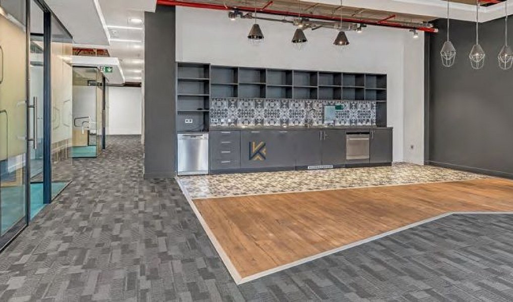 Pronájem kanceláře 282 m², Praha – náhled fotky 3