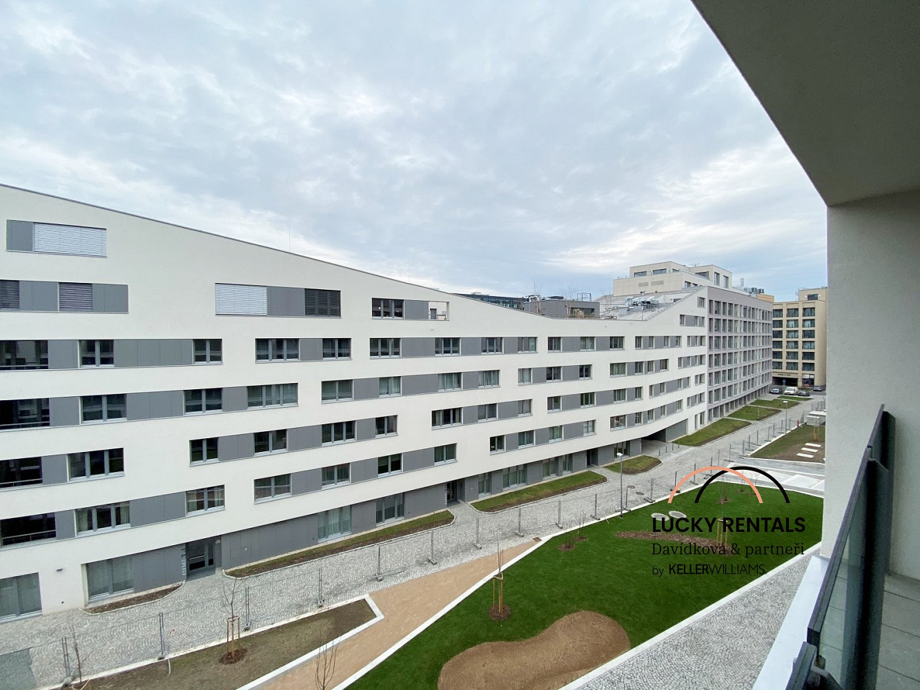 Pronájem bytu 2+kk 57 m² – fotografie 3