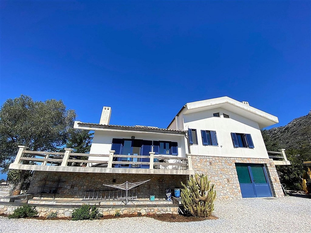 Prodej domu 198 m² s pozemkem 9 000 m²