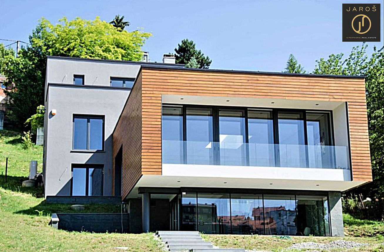 Prodej domu 550 m² s pozemkem 1 111 m²