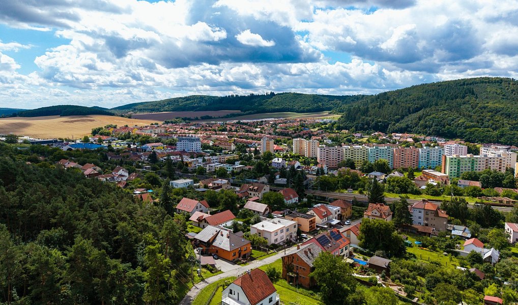 Prodej stavebního pozemku 1 276 m², Kuřim – náhled fotky 2