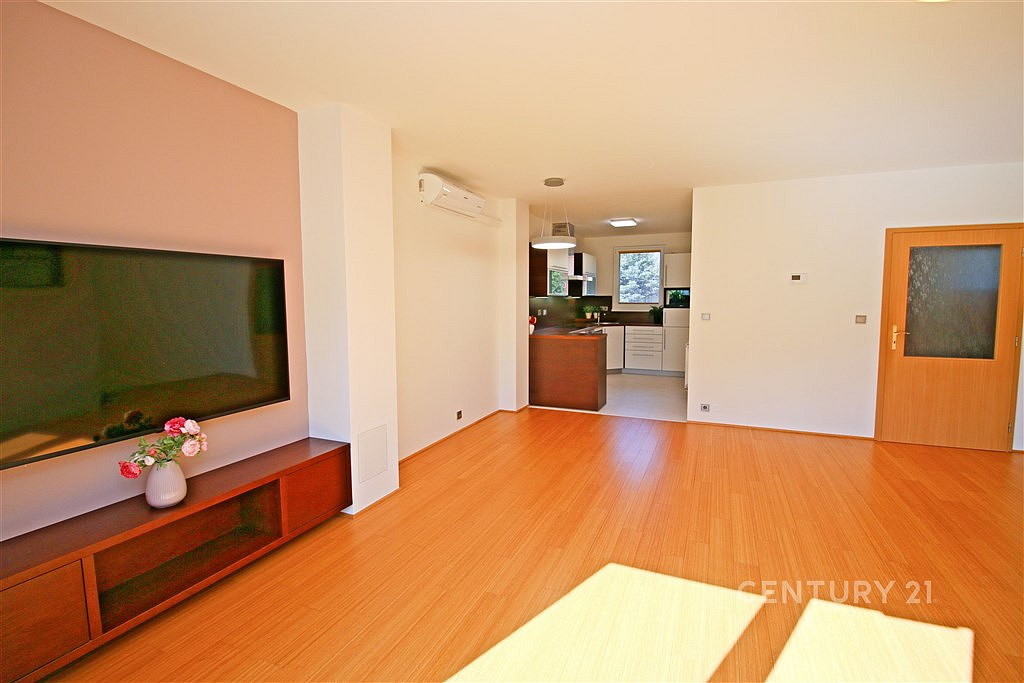 Pronájem domu 143 m² s pozemkem 386 m² — photo 2