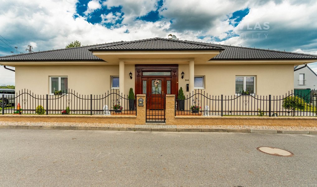 Prodej domu 233 m² s pozemkem 678 m², Jindřichův Hradec – fotka 1 z 28