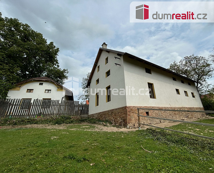 Prodej domu 240 m² s pozemkem 2 614 m²