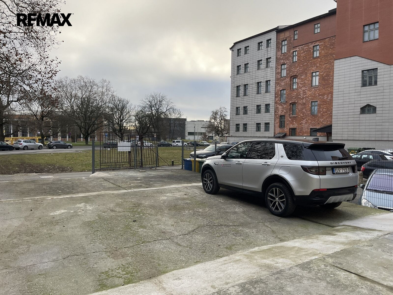 Pronájem oploceného parkovacího stání v centru Ostravy – pohled 3