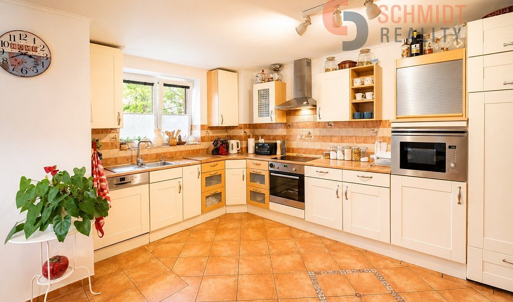 Prodej ubytovacího objektu 323 m², Bavory – náhled fotky 7
