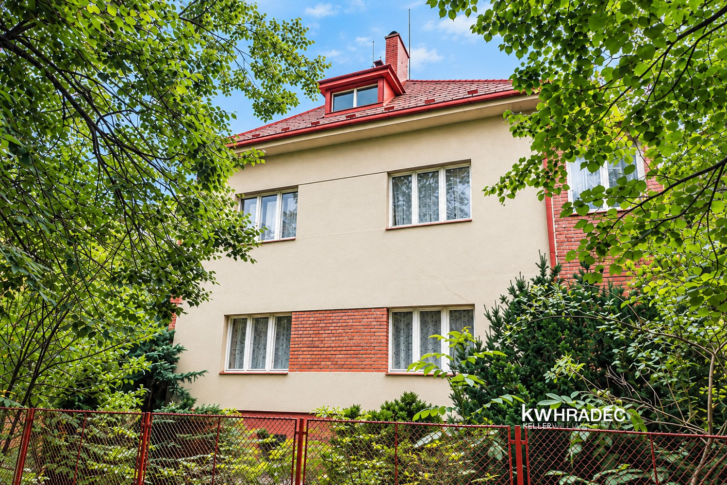 Prodej domu 370 m² s pozemkem 820 m² – fotografie 2