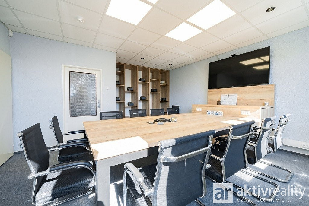 Pronájem kanceláře 240 m² — photo 2