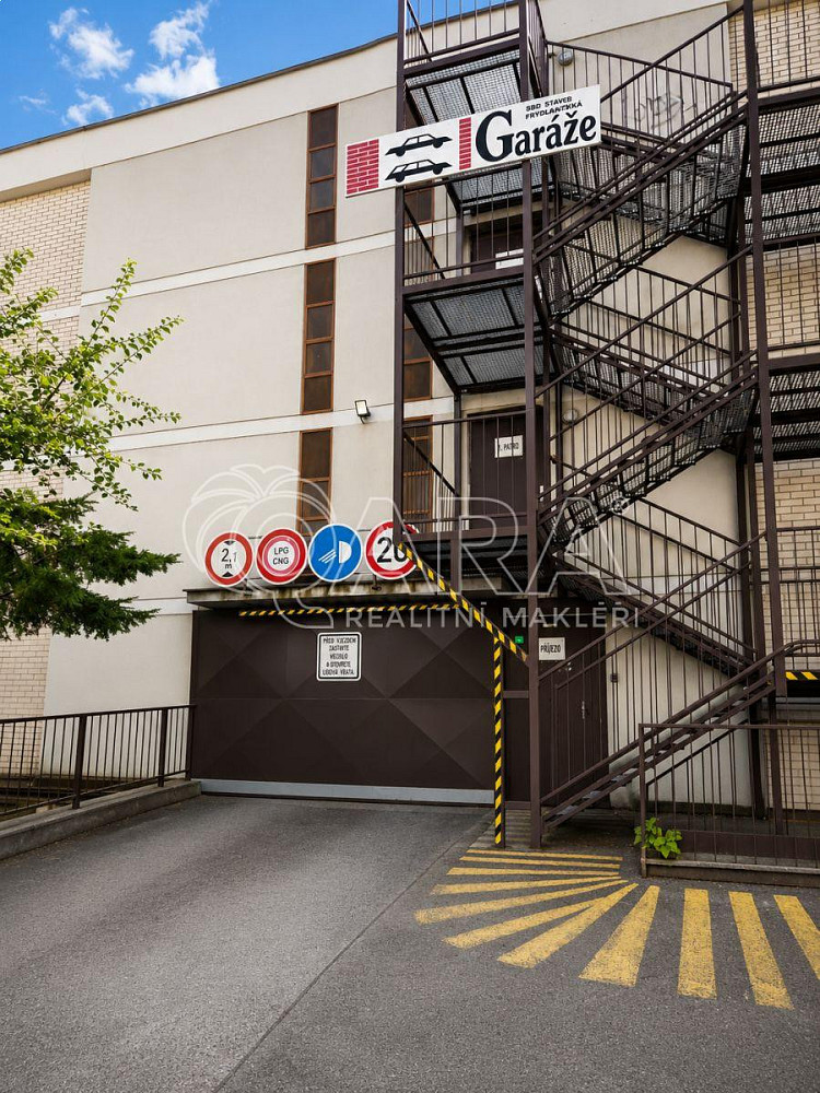 Pronájem samostatné uzamykatelné garáže 18,3 m2 frýdlanská praha 8