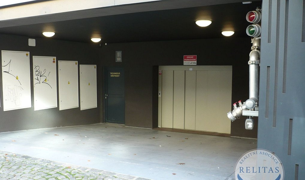 Garážové stání blízko centra Smíchova, Praha – náhled fotky 3