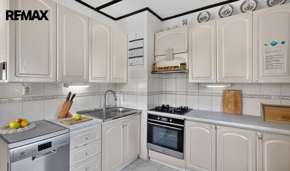 Prodej domu 256 m² s pozemkem 894 m², Zvole – náhled fotky 2