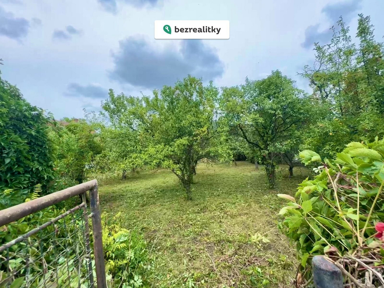 Prodej stavebního pozemku 853 m² – fotografie 2
