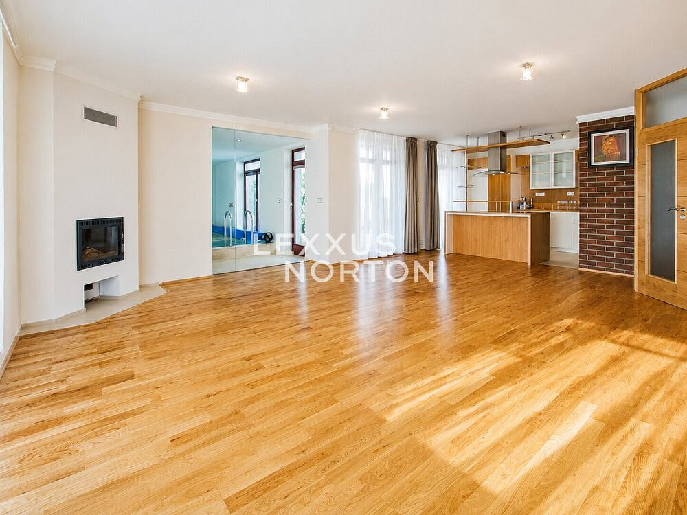 Pronájem domu 350 m² s pozemkem 800 m²