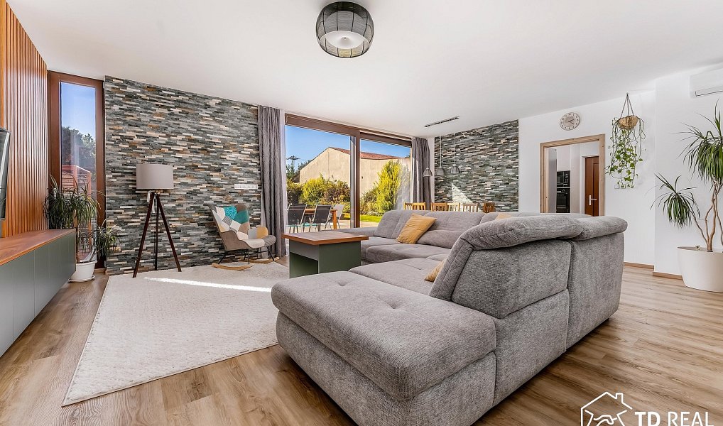 Prodej domu 207 m² s pozemkem 1 077 m², Syrovice – náhled fotky 3