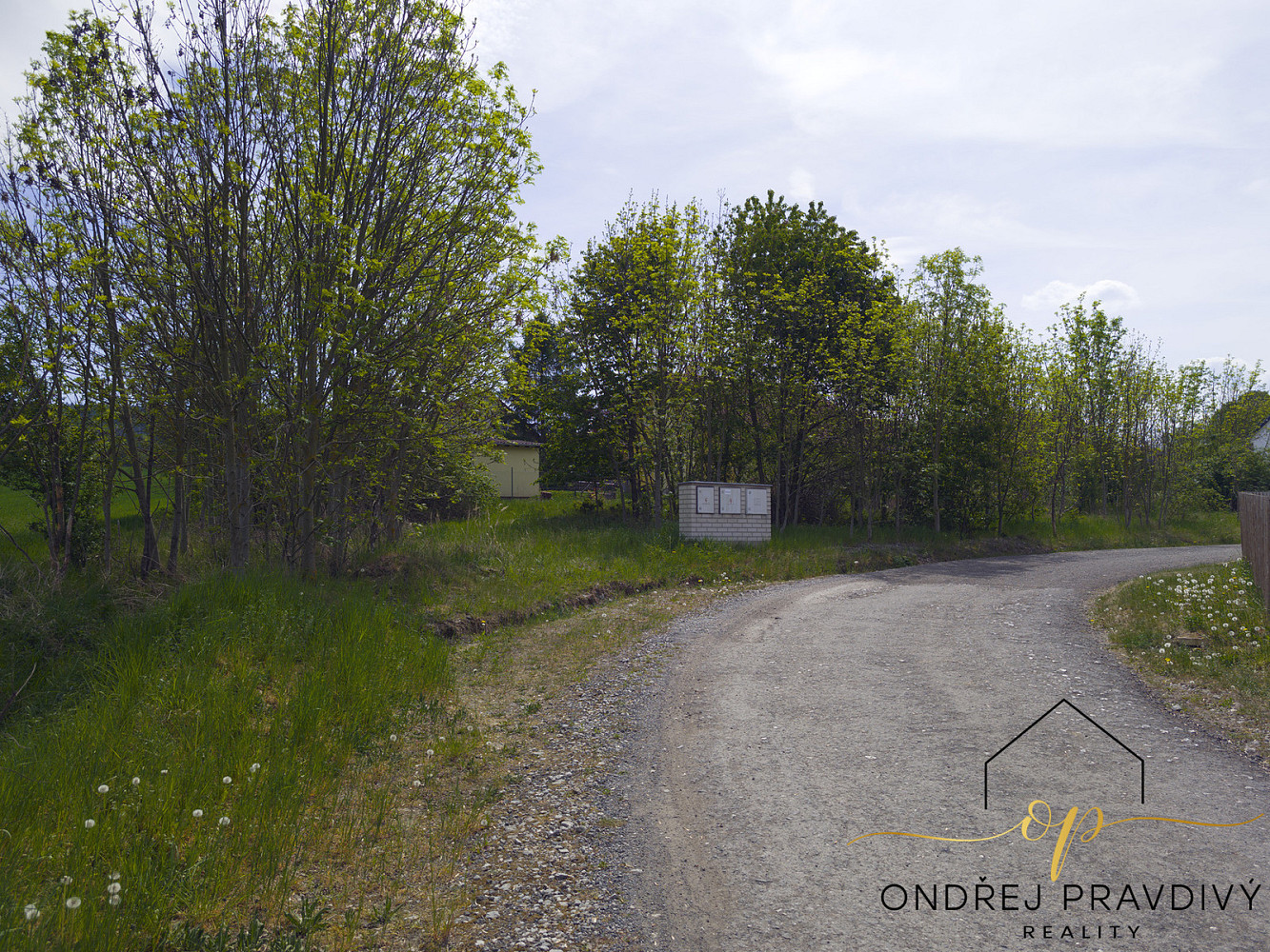 Prodej stavebního pozemku 984 m² – pohled 4