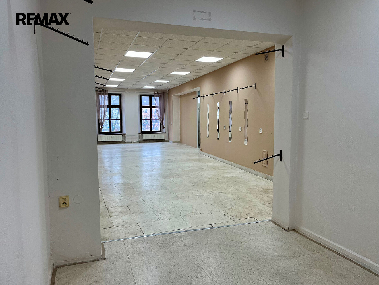 Pronájem obchodních prostor 57 m² – fotografie 2