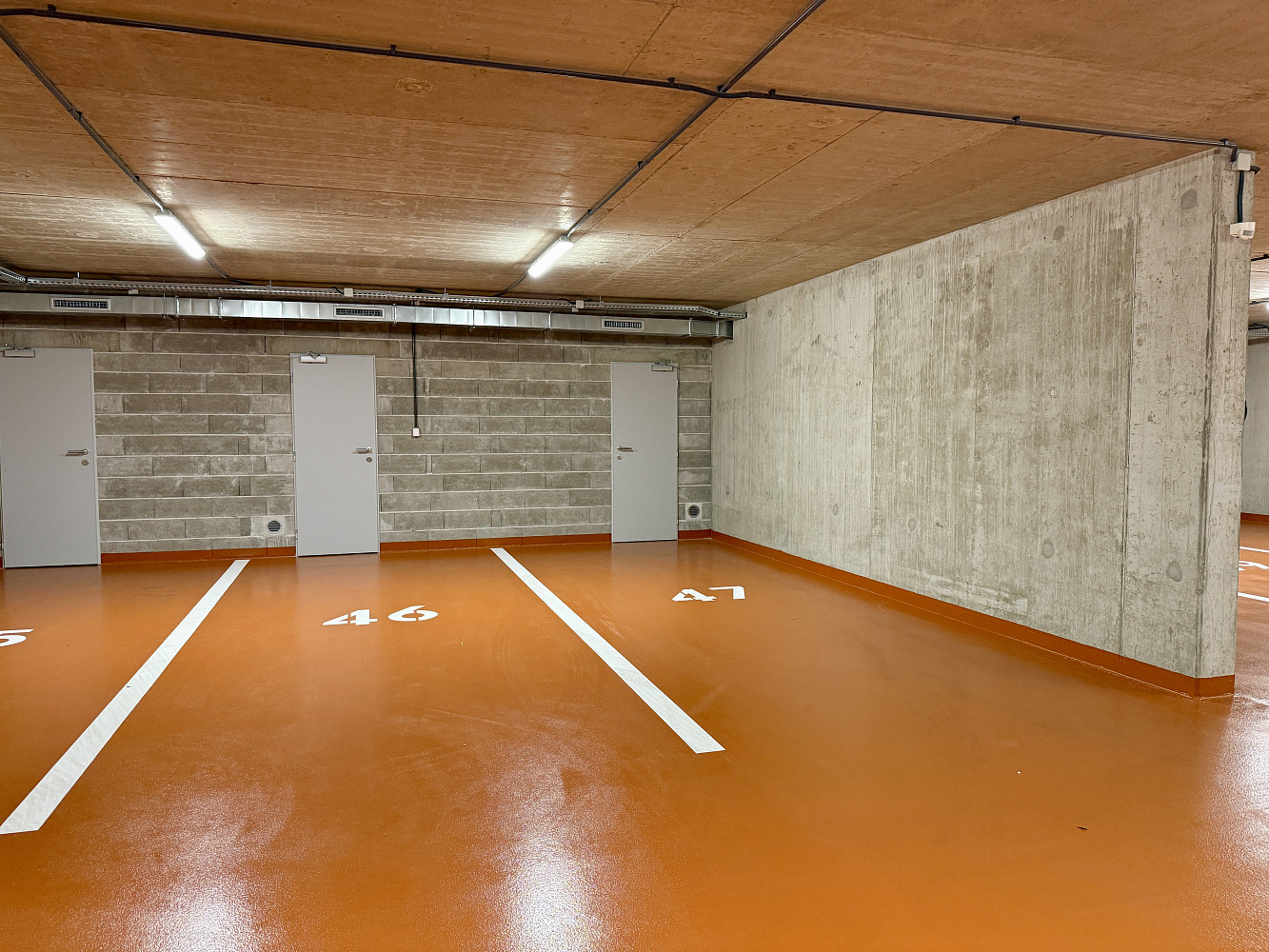 Garážové stání 18 m2 + zděný sklep 3 m2 - k dispozici ihned. – fotografie 2