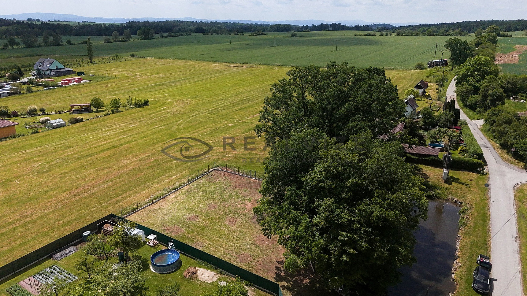 Prodej stavebního pozemku 755 m² — photo 2