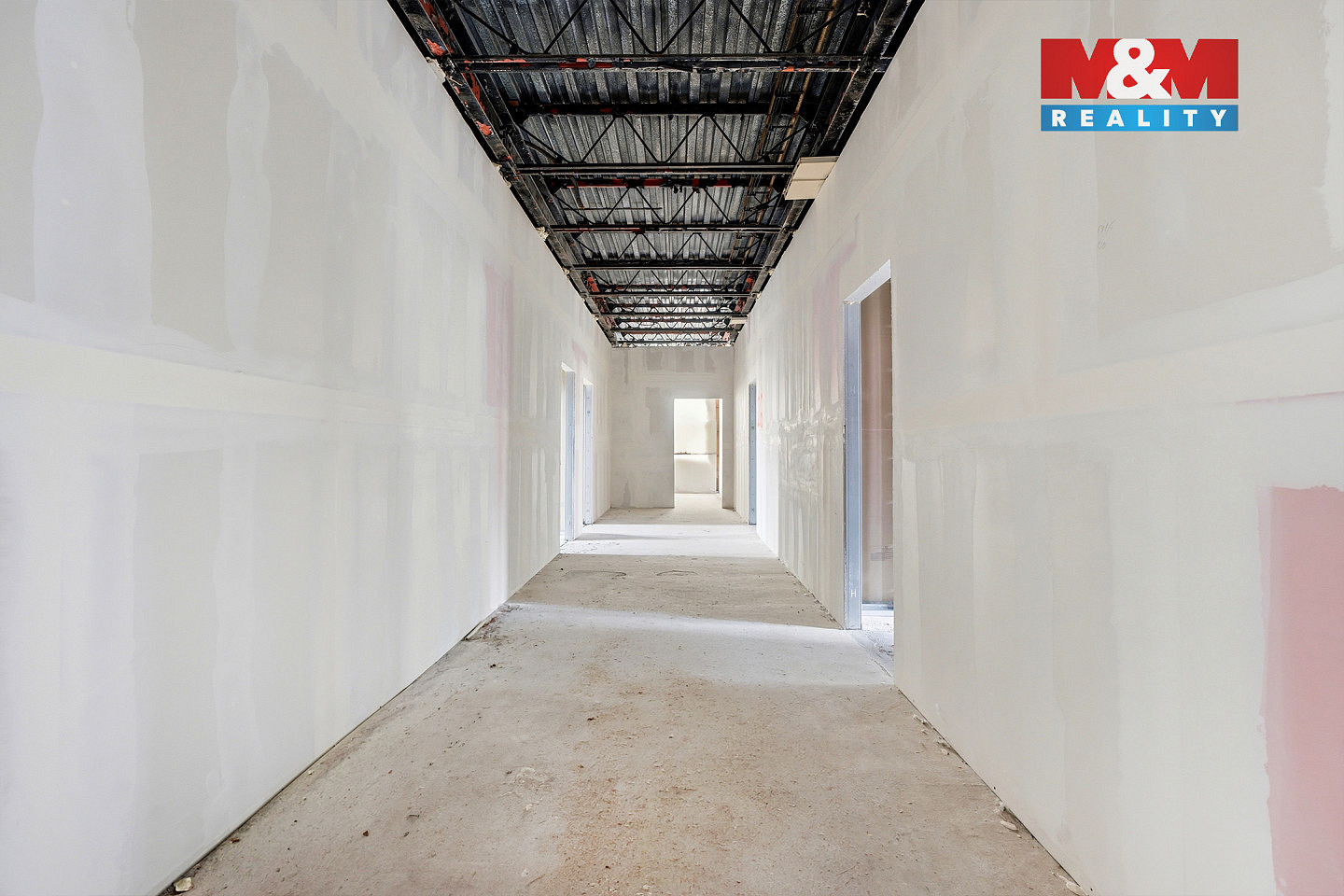 Prodej nájemního domu, činžáku 1 800 m² — photo 3