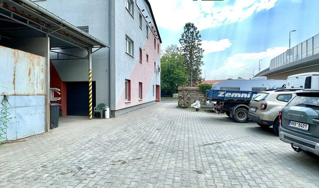 Pronájem obchodních prostor 312 m², Kolín – náhled fotky 2