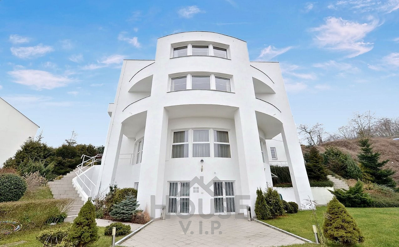 Pronájem kanceláře 839 m²