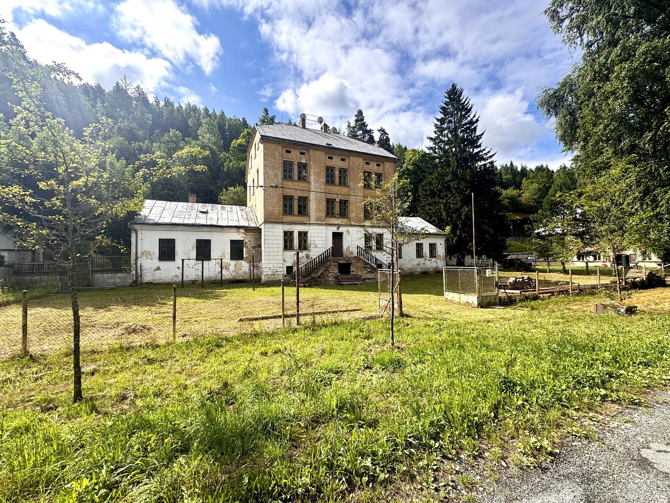 Prodej domu 1 220 m² s pozemkem 1 926 m²